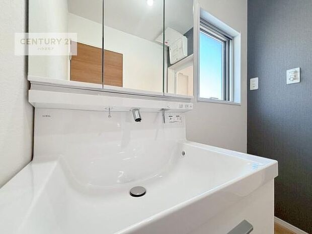 三面鏡で、洗面台が収納上手に。(同仕様)