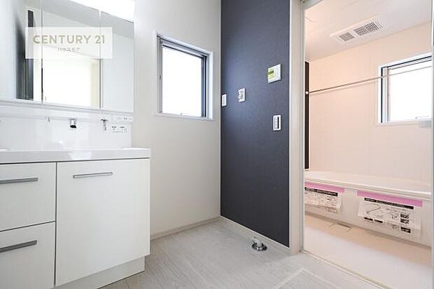 小窓付きの明るい洗面室です!湿気もすぐに入れ替えができて清潔に保つことができます!自然光が差し込むのでお化粧の仕上がりも良くなりますね!(同仕様)