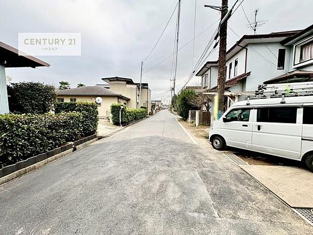 前面道路は6.1m!陽当り良好な立地です。車庫入れが苦手な方も安心ですね。