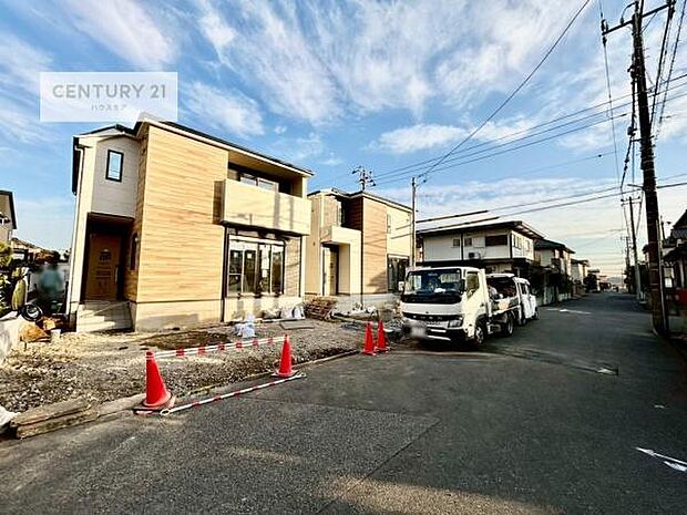 前面道路5.9m!陽当り良好な立地です。車庫入れが苦手な方も安心ですね。