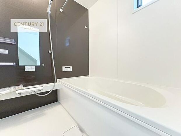 広々バスで一日の疲れをリフレッシュ。足が伸ばせるので、浴槽にもゆったりと浸かれますね!毎日のバスタイムが楽しみになります。(同仕様)