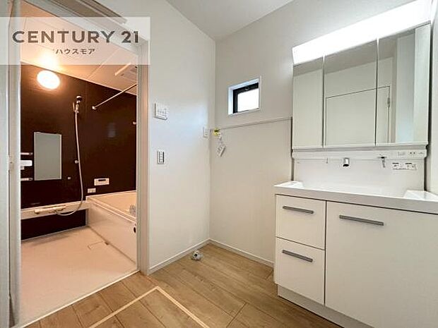 小窓付きの明るい洗面室です!湿気もすぐに入れ替えができて清潔に保つことができます!自然光が差し込むのでお化粧の仕上がりも良くなりますね!(同仕様)