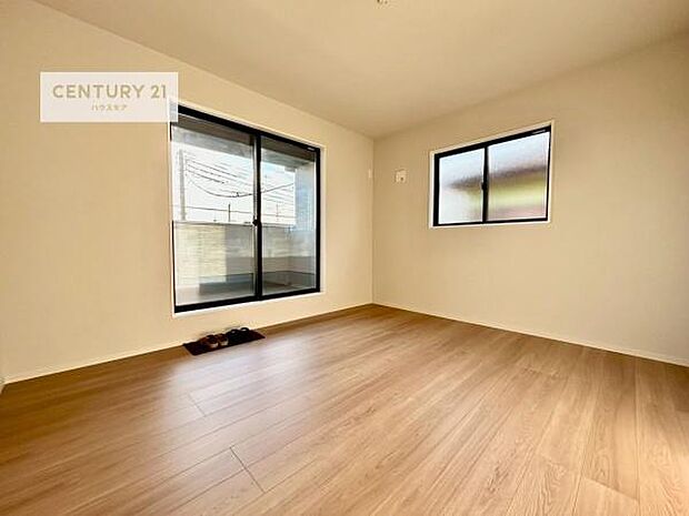 バルコニーに面している和室です。明るく温もりがあり、換気もしっかりできます！朝起きて、外に出て背伸びをしつつ深呼吸をし良い朝を迎え入れることができます。