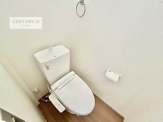 1・2階にトイレがございます！朝の忙しい時間帯も待たずにすみそうですね。白を基調とした清潔感のあるトイレでお手入れがしやすいです！