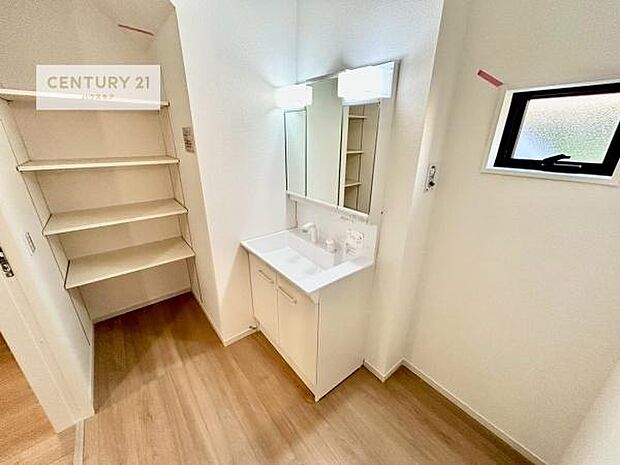 小窓付きの明るい洗面室です！湿気もすぐに入れ替えができて清潔に保つことができます！自然光が差し込むのでお化粧の仕上がりも良くなりますね！