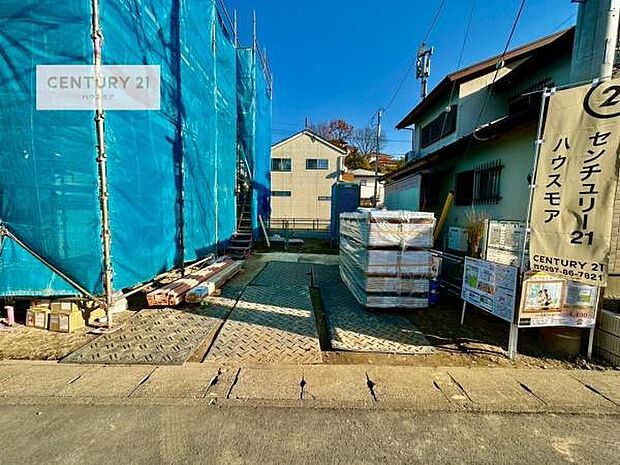 駐車スペースは2台分あります！セカンドカーはもちろん、バイクや自転車なども置き場所に困りません。【現地販売会開催中】