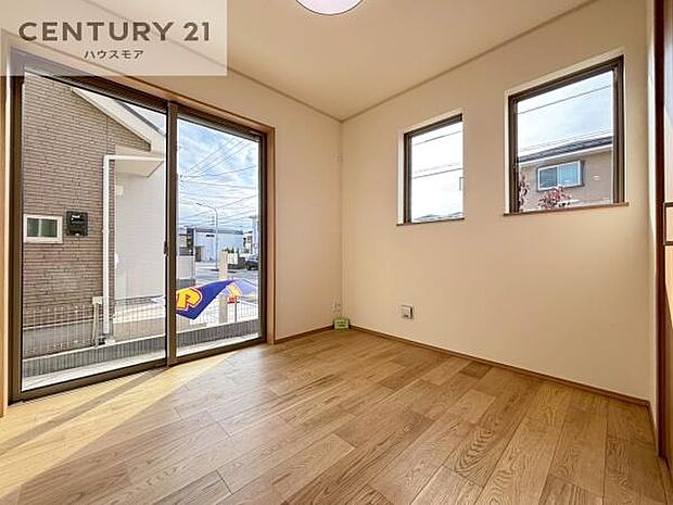 2面採光を確保した明るい室内は、風通しも良く、明るく大変居心地の良い空間となっております。リラックスして過ごせる心地の良いお部屋です！朝の目覚めがスッキリしますね！【同仕様写真】/【現地販売会開催中】