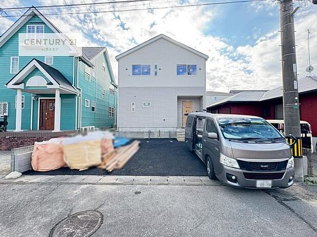 駐車スペースは2台分あります！セカンドカーはもちろん、バイクや自転車なども置き場所に困りません。