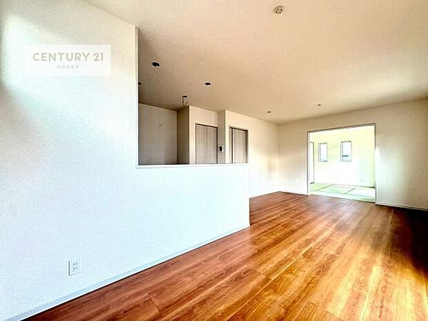 広々ダイニングスペース！ゆったりお食事。笑い声響く楽しい時間が過ごせます。日々の疲れも癒されます！