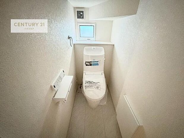 1・2階にトイレがございます！朝の忙しい時間帯も待たずにすみそうですね。白を基調とした清潔感のあるトイレでお手入れがしやすいです！