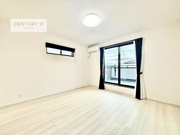 バルコニーに面している洋室です。明るく温もりがあり、換気もしっかりできます！朝起きて、外に出て背伸びをしつつ深呼吸をし良い朝を迎え入れることが出来そうですね！