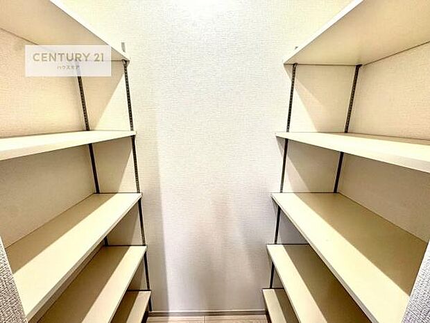 パントリー付き！手を止めず取り出しが出来る作業がしやすい快適な動線です！手際よく料理が作れて毎日捗りそうですね！