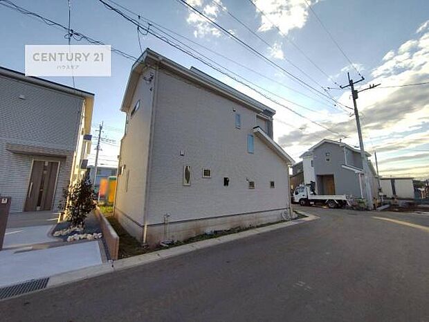 前面道路6ｍ×6ｍ！陽当り良好な立地です。車庫入れが苦手な方も安心ですね。