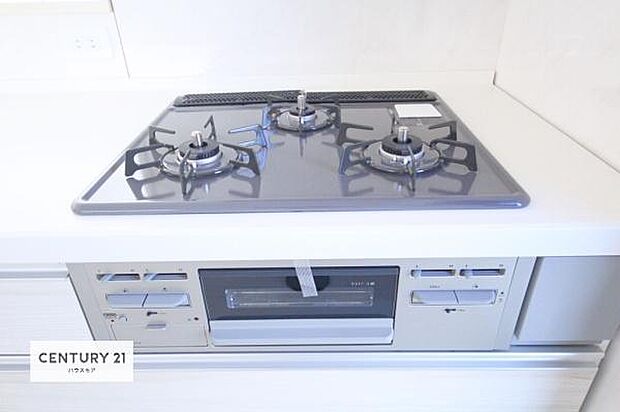 コンロは三口あるのでお料理の同時進行ができます。もちろんグリル付きです。調理スペースも広々している為作業がしやすい！使い勝手が良いシステムキッチンです！（同仕様）