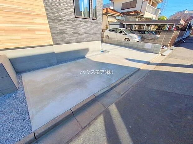 駐車スペースは2台分あります!セカンドカーはもちろん、バイクや自転車なども置き場所に困りません。