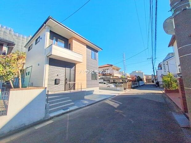 前面道路は5m!陽当り良好な立地です。車庫入れが苦手な方も安心ですね。