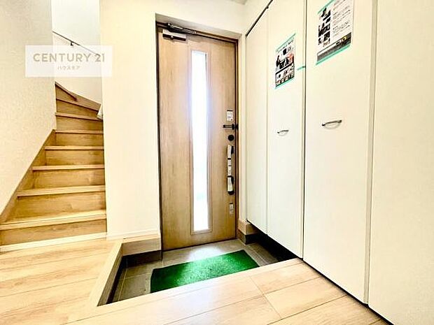 シューズボックス付きなので、玄関が片付きお掃除がしやすいです！スッキリした玄関で戸を開けた瞬間、清潔感のある心地いい空間が出迎えてくれます。