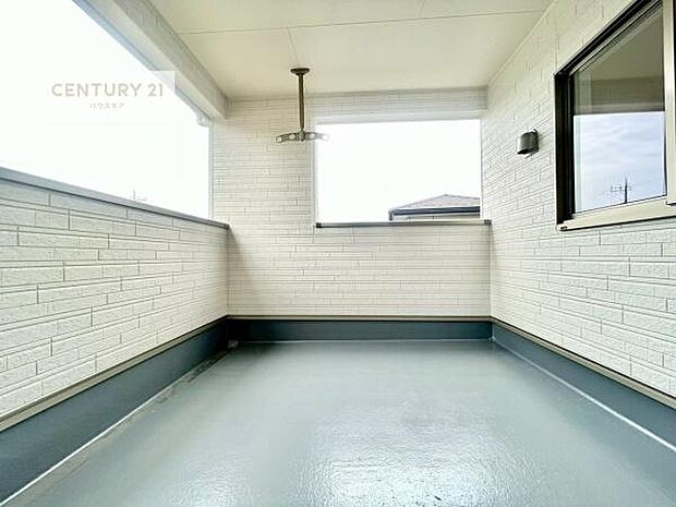 ルーフバルコニー！屋根が付いているので、急に雨が降っても濡れにくく安心！強い日差しもカットしてくれるので、お天気の良い日は、お外へ出て深呼吸するのもよさそうです！