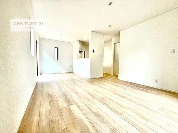 心地良いリビングは家族が自然と集まります。家族団欒の時間が増えそうです。ご家族と、より一層充実した時間を過ごせそうですね。明るく開放的な空間です。