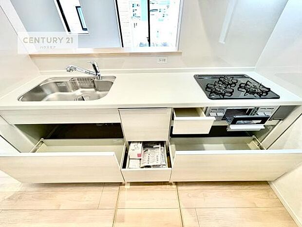 収納スペースが豊富で、調理スペースがスッキリと片付きひろ〜く活用できます！快適に作業ができます！毎日の料理が捗ります！