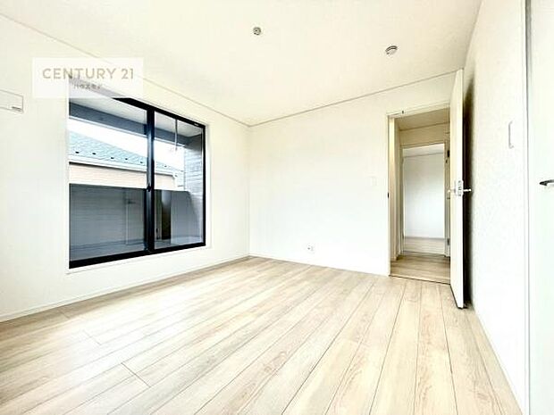 バルコニーに面している洋室です。明るく温もりがあり、換気もしっかりできます！朝起きて、外に出て背伸びをしつつ深呼吸をし良い朝を迎え入れることが出来そうですね！