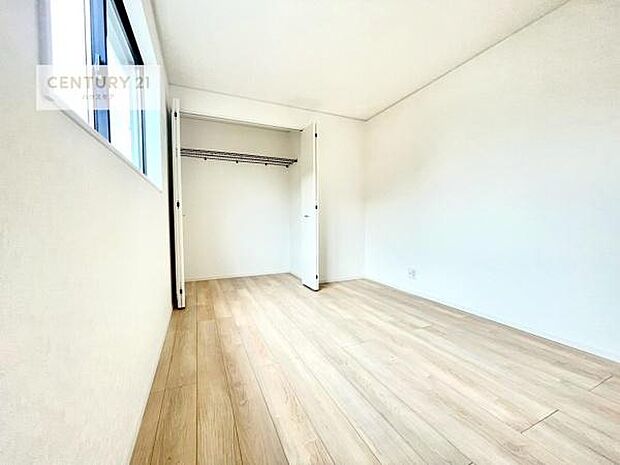 洋室は子供部屋や寝室、色々と用途多彩に利用できますね。収納力もたっぷりなので、広々気持ちよく過ごすことができます！