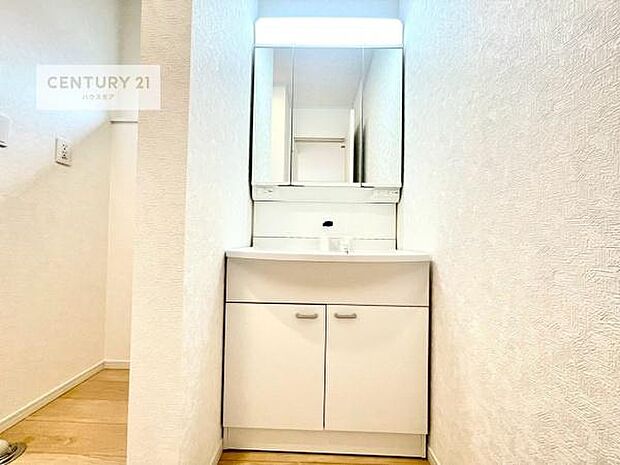 三面鏡仕様の洗面所は、身だしなみがしやすい造り！裏は収納になっています。ドライヤーやお化粧道具を片付けられるので洗面台周りをスッキリと見せることが出来ます！