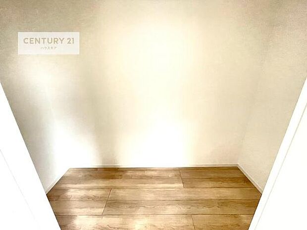 ウォークインクローゼット付きです。たくさんのお洋服などを収納しておけそうですね！他にも扇風機や加湿器など季節物の大きな家電も収納できます。