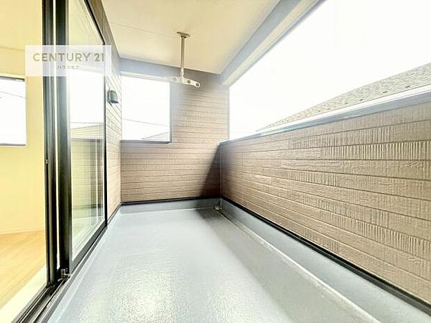 ルーフバルコニー！屋根が付いているので、急に雨が降っても濡れにくく安心！強い日差しもカットしてくれるので、お天気の良い日は、お外へ出て深呼吸するのもよさそうです！