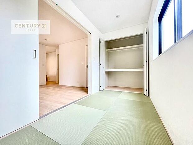 リビングと隣接した和室です！家事の休憩スペースやキッズスペースとして活用するのもよさそうですね！和室の使い方は無限大！収納スペースもたっぷりです！