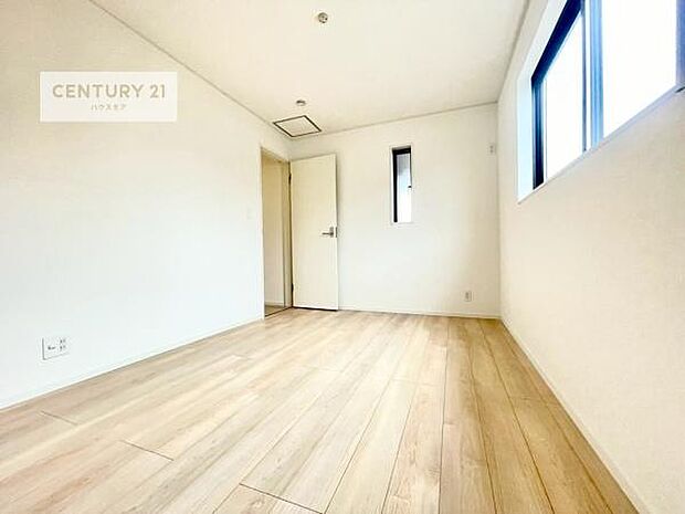 2面採光を確保した明るい室内は、風通しも良く、明るく大変居心地の良い空間となっております。リラックスして過ごせる心地の良いお部屋です！朝の目覚めがスッキリしますね！