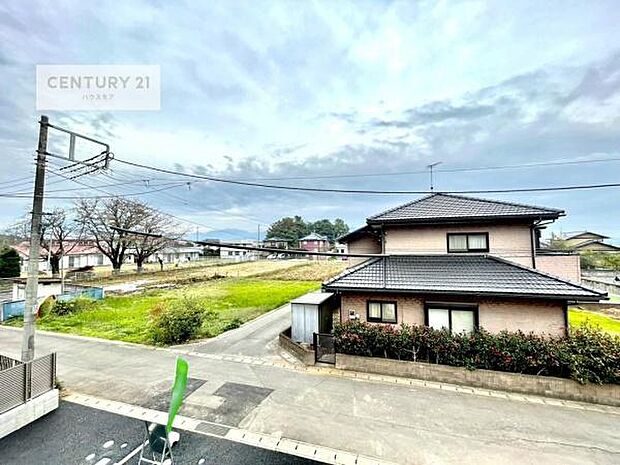 落ち着きある住宅街、周囲には高い建物がなく、緑が多く空が広く開放感があります！陽当りを大きく遮られることもありません。気持ちの良い風が通り抜ける街並みです。