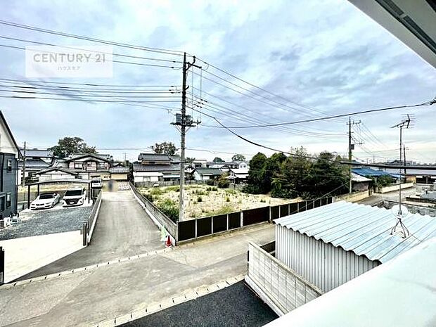 落ち着きある住宅街です！周囲には高い建物がなく、空が広く開放感があり、陽当たりを大きく遮られることもありません！気持ちの良い風が通り抜ける街並みです！