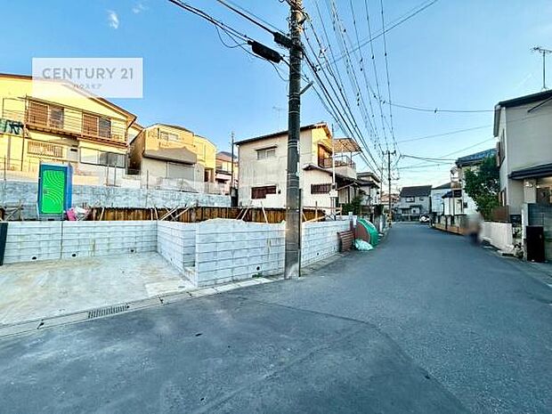 前面道路は4m×4m!陽当り良好な立地です。車庫入れが苦手な方も安心ですね。