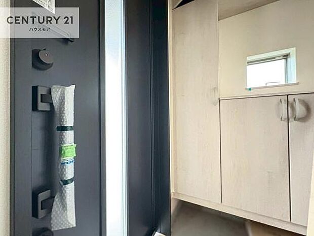 シューズボックス付きなので、玄関が片付きお掃除がしやすいです！スッキリした玄関で戸を開けた瞬間、清潔感のある心地いい空間が出迎えてくれます。