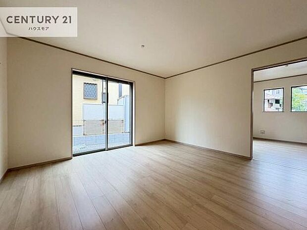 大きな窓からたっぷりの陽ざしが入る明るいリビング。開放感のあるリビングで家族団らんのくつろぎの時間を過ごせます。