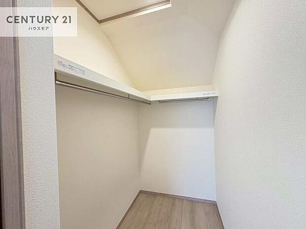 ウォークインクローゼット付きです。たくさんのお洋服などを収納しておけそうですね！他にも扇風機や加湿器など季節物の大きな家電も収納できます。