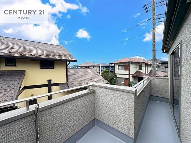 広々としているバルコニーです！お洗濯物を干すのはもちろん風に当たりながらくつろぎタイムが送れます！