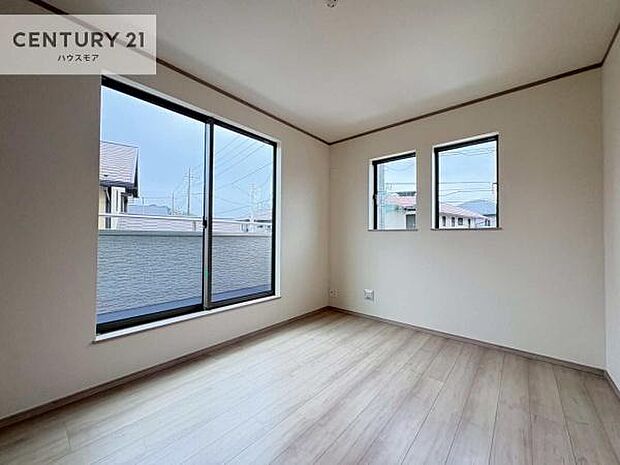 優しい光が差し込む洋室は、朝の目覚めも気持ちが良さそうですね。おうち時間もゆったりと過ごすことができます。