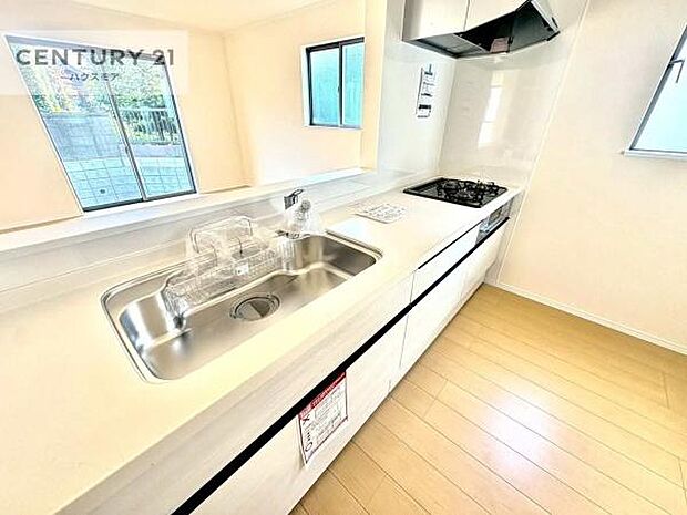 大人気の対面式システムキッチンを採用しています！ご家族のコミュニケーションが自然と増える設計です。お子様にも目が届くので嬉しいですね。収納力もあります！