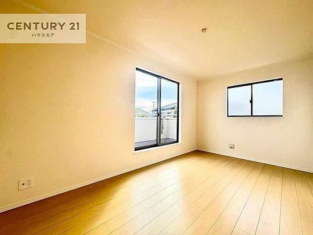 バルコニーに面した洋室。優しい光が差し込む洋室は、朝の目覚めも気持ちが良さそうですね。おうち時間もゆったりと過ごすことができます。