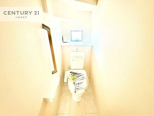 1・2階にトイレがございます！朝の忙しい時間帯も待たずにすみそうですね。白を基調とした清潔感のあるトイレでお手入れがしやすいです！