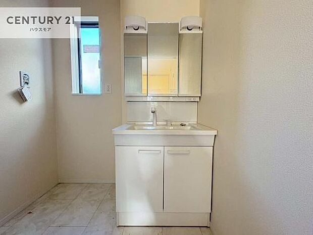 三面鏡仕様の洗面所は、身だしなみがしやすい造り！裏は収納になっています。ドライヤーやお化粧道具を片付けられるので洗面台周りをスッキリと見せることが出来ます！