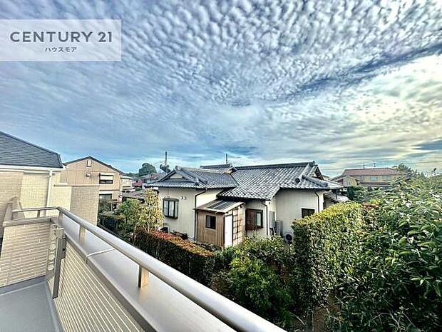 落ち着きある住宅街です！周囲には高い建物がなく、空が広く開放感があり、陽当たりを大きく遮られることもありません！気持ちの良い風が通り抜ける街並みです！