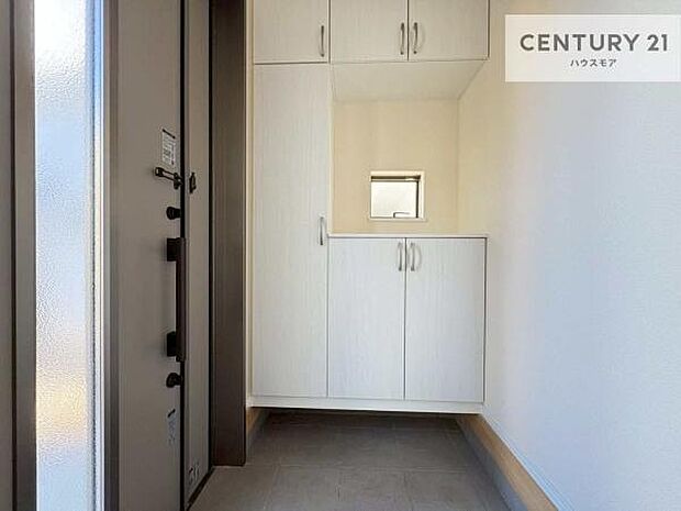 シューズボックス付きなので、玄関が片付きお掃除がしやすいです！スッキリした玄関で戸を開けた瞬間、清潔感のある心地いい空間が出迎えてくれます。