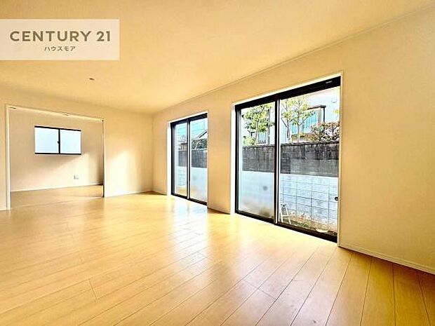 大きな窓からたっぷりの陽ざしが入る明るいリビング。開放感のあるリビングで家族団らんのくつろぎの時間を過ごせます。