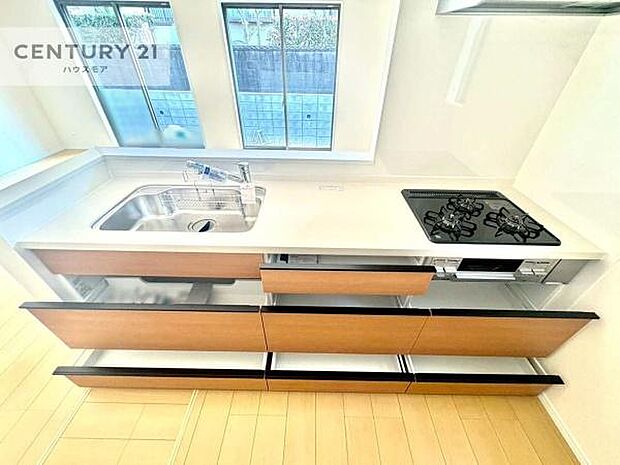 収納スペースが豊富で、調理スペースがスッキリと片付きひろ〜く活用できます！快適に作業ができます！毎日の料理が捗ります！