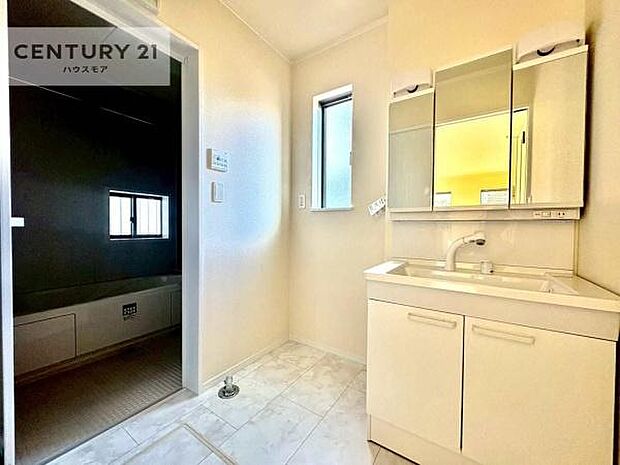 三面鏡仕様の洗面所は、身だしなみがしやすい造り！裏は収納になっています。ドライヤーやお化粧道具を片付けられるので洗面台周りをスッキリと見せることが出来ます！