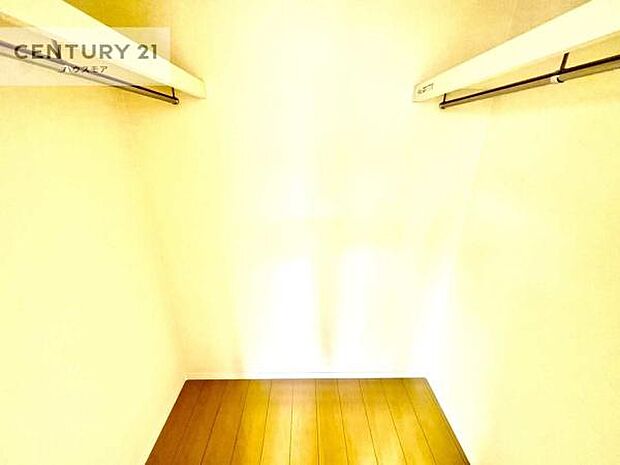 ウォークインクローゼット付きです。たくさんのお洋服などを収納しておけそうですね！他にも扇風機や加湿器など季節物の大きな家電も収納できます。