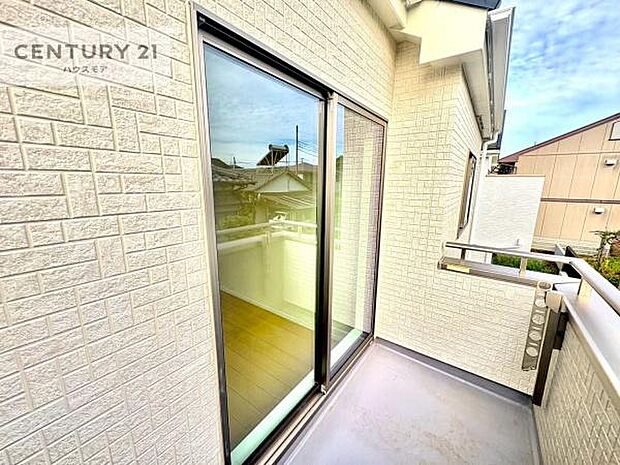 陽当たり良好なバルコニーです！晴れた日には青い空を見渡せる開放的な時間を楽しめます。